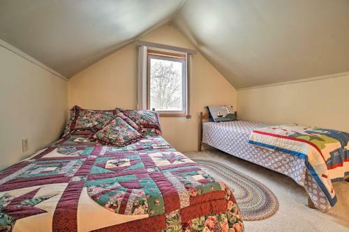 Charming Lakefront Home With Fire Pit And Yard!
