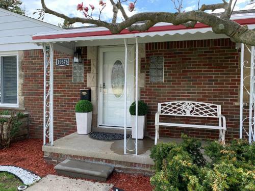 Elegant & Spacious 3/2 Gem In Harper Woods