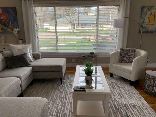 Elegant & Spacious 3/2 Gem In Harper Woods