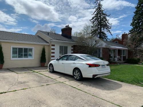 Elegant & Spacious 3/2 Gem In Harper Woods