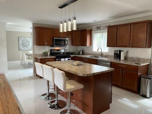 Elegant & Spacious 3/2 Gem In Harper Woods