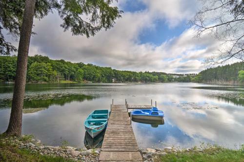 Tranquil Lake Cottage With Hot Tub Near Golf!