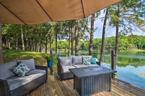 Tranquil Lake Cottage With Hot Tub Near Golf!