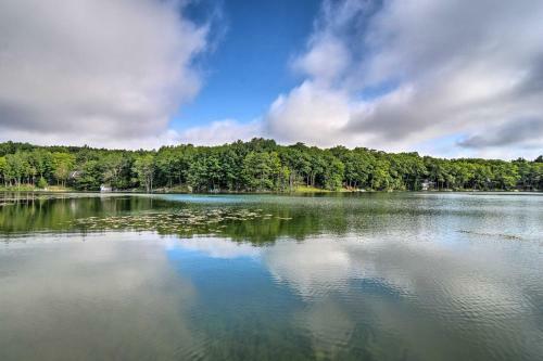 Tranquil Lake Cottage With Hot Tub Near Golf!