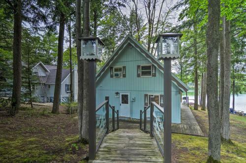 Tranquil Lake Cottage With Hot Tub Near Golf!