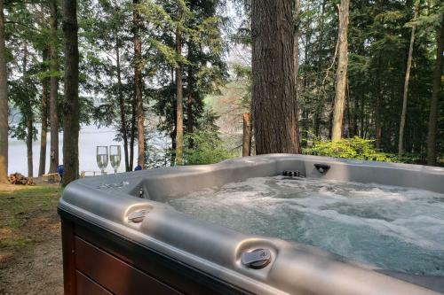 Tranquil Lake Cottage With Hot Tub Near Golf!