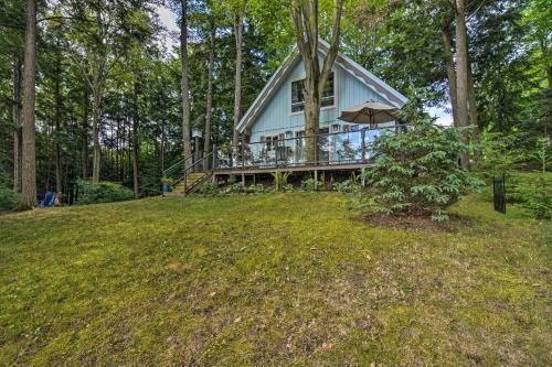 Tranquil Lake Cottage With Hot Tub Near Golf!