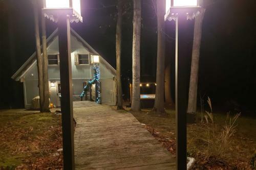 Tranquil Lake Cottage With Hot Tub Near Golf!