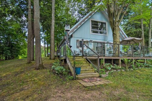 Tranquil Lake Cottage With Hot Tub Near Golf!