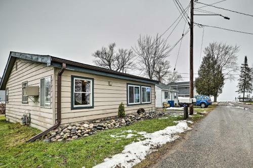 Cozy And Rustic Cottage With Houghton Lake Access