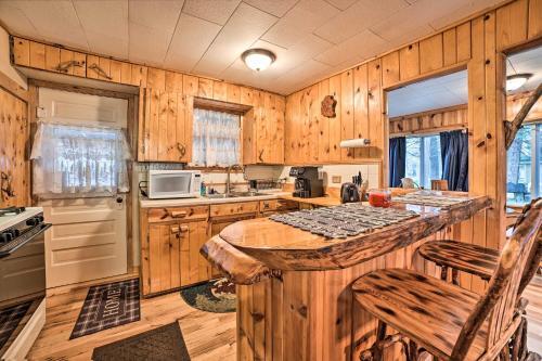 Cozy And Rustic Cottage With Houghton Lake Access