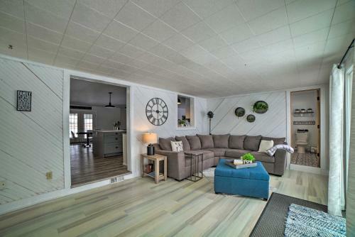 Chic Farmhouse With Fire Pit Less Than 4 Mi To Beach!