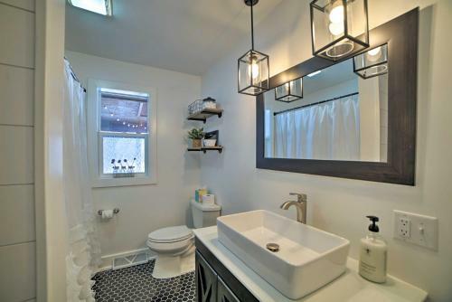 Chic Farmhouse With Fire Pit Less Than 4 Mi To Beach!