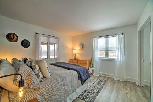 Chic Farmhouse With Fire Pit Less Than 4 Mi To Beach!