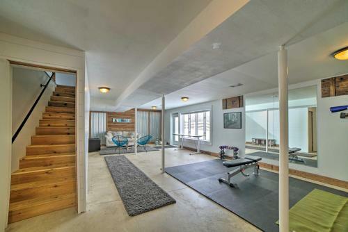 Chic Farmhouse With Fire Pit Less Than 4 Mi To Beach!