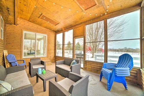 Chic Farmhouse With Fire Pit Less Than 4 Mi To Beach!