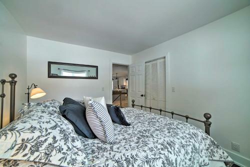 Chic Farmhouse With Fire Pit Less Than 4 Mi To Beach!