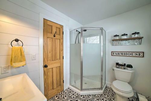 Chic Farmhouse With Fire Pit Less Than 4 Mi To Beach!