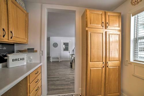 Chic Farmhouse With Fire Pit Less Than 4 Mi To Beach!