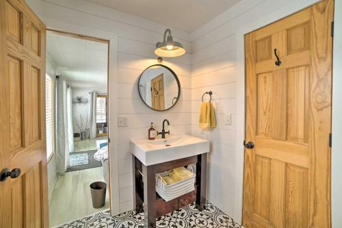 Chic Farmhouse With Fire Pit Less Than 4 Mi To Beach!
