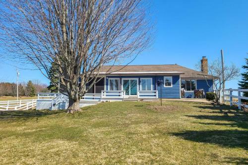 Chic Farmhouse With Fire Pit Less Than 4 Mi To Beach!