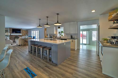 Chic Farmhouse With Fire Pit Less Than 4 Mi To Beach!
