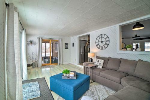 Chic Farmhouse With Fire Pit Less Than 4 Mi To Beach!