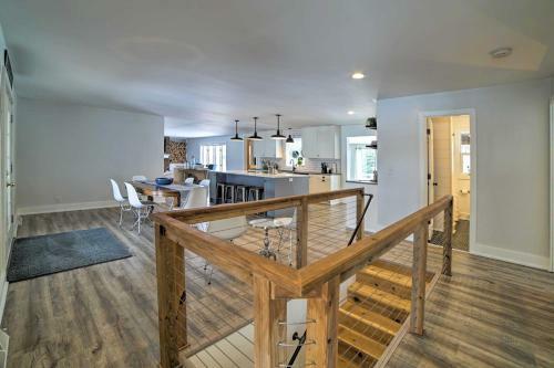 Chic Farmhouse With Fire Pit Less Than 4 Mi To Beach!