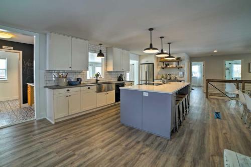 Chic Farmhouse With Fire Pit Less Than 4 Mi To Beach!