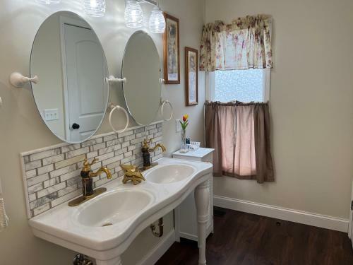 Holland Farmhouse Inn B&B