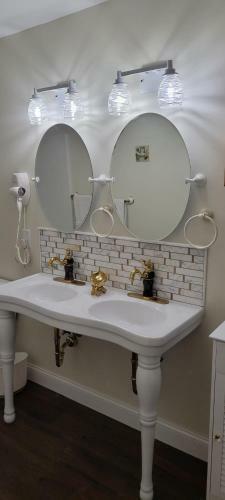 Holland Farmhouse Inn B&B