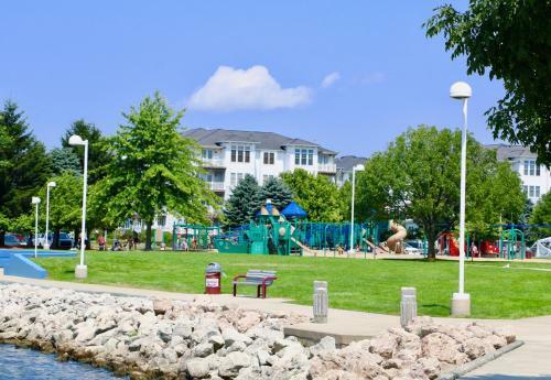 Apartamento Lakeside Escape At One Ludington Place Condominiums