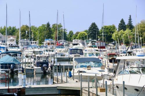 Apartamento Lakeside Escape At One Ludington Place Condominiums