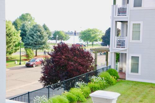 Apartamento Lakeside Escape At One Ludington Place Condominiums