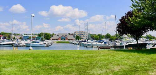Apartamento Lakeside Escape At One Ludington Place Condominiums
