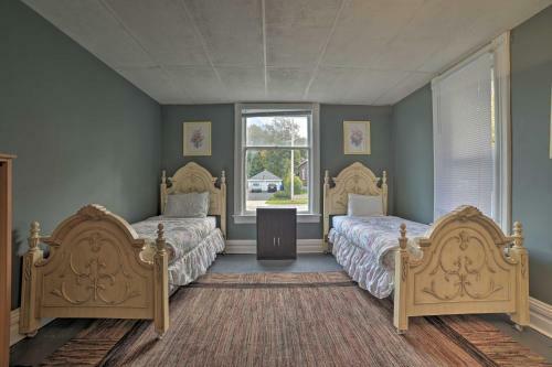 Manistee House With Deck, Fire Pit And Sunroom!