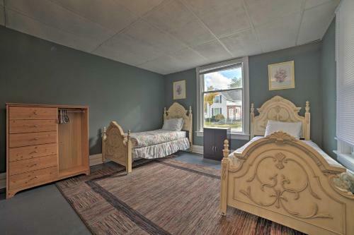 Manistee House With Deck, Fire Pit And Sunroom!