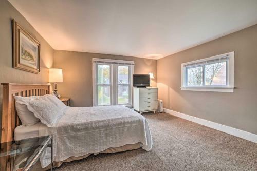 Manistee House With Deck, Fire Pit And Sunroom!