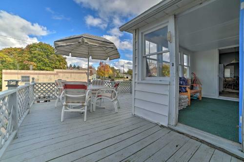 Manistee House With Deck, Fire Pit And Sunroom!