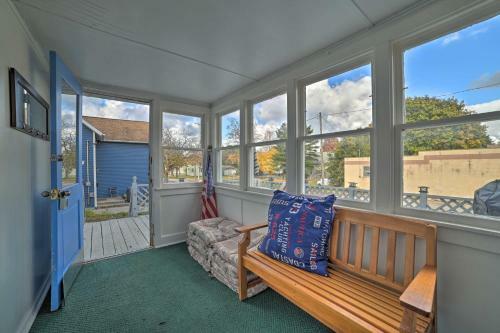 Manistee House With Deck, Fire Pit And Sunroom!