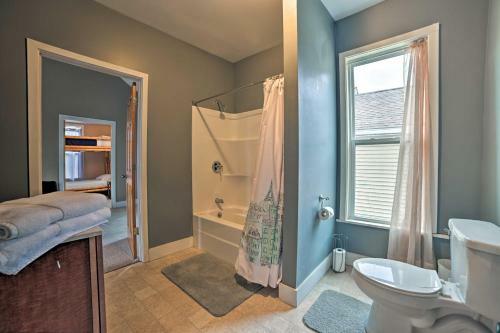 Manistee Home With Sunroom About 1 Mile To Beaches!