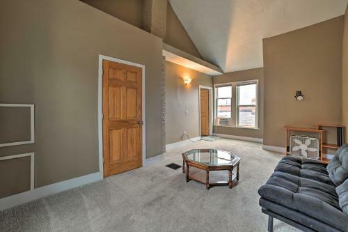 Manistee Home With Sunroom About 1 Mile To Beaches!