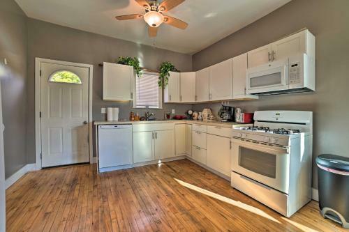 Manistee Home With Sunroom About 1 Mile To Beaches!