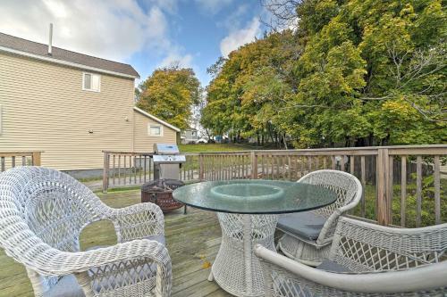 Manistee Home With Sunroom About 1 Mile To Beaches!