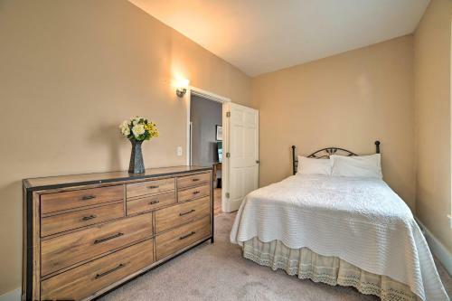 Manistee Home With Sunroom About 1 Mile To Beaches!