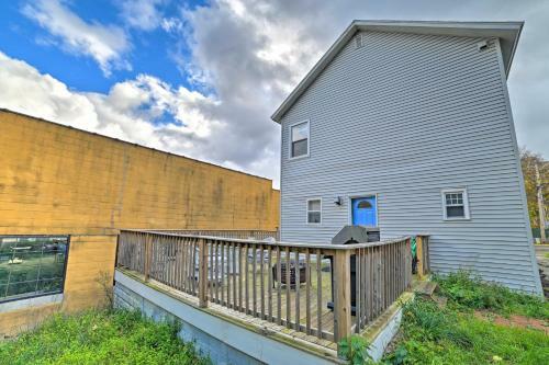 Manistee Home With Sunroom About 1 Mile To Beaches!