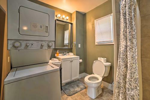 Manistee Home With Sunroom About 1 Mile To Beaches!