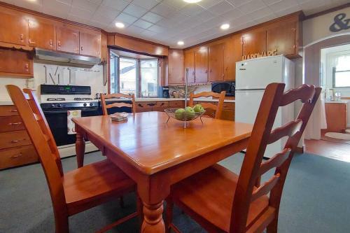 Huge Historic, W/large Yard & Close To Beach