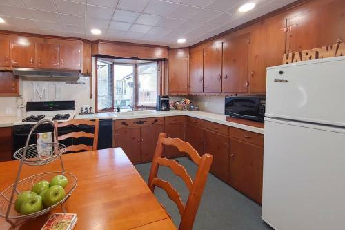 Huge Historic, W/large Yard & Close To Beach