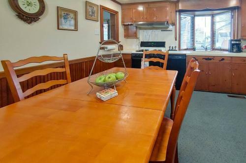 Huge Historic, W/large Yard & Close To Beach
